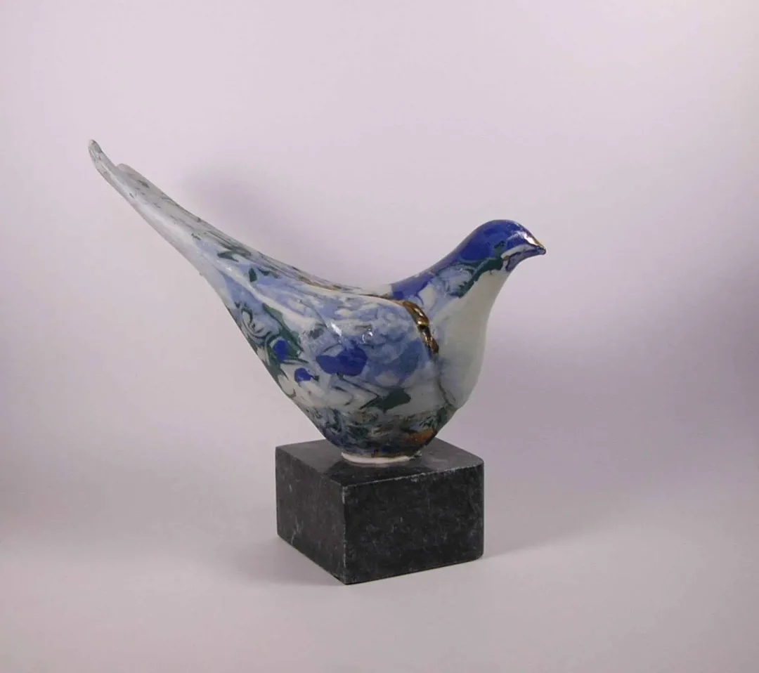 MİNE POYRAZ — “Güvercin”, 2017 "Güvercin" eseri MİNE POYRAZ tarafından 2017 yılında 20x27x13 cm ölçülerinde 1200° - Seramik Kalıpla Şekillendirme tekniği ile yapılmıştır.