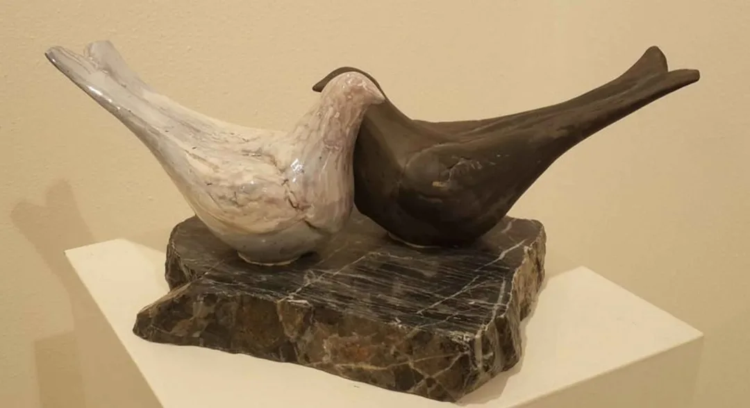MİNE POYRAZ — “Güvercinler”, 2017 "Güvercinler" eseri MİNE POYRAZ tarafından 2017 yılında 40x21x13 cm ölçülerinde 1200° - Seramik Kalıpla Şekillendirme tekniği ile yapılmıştır.