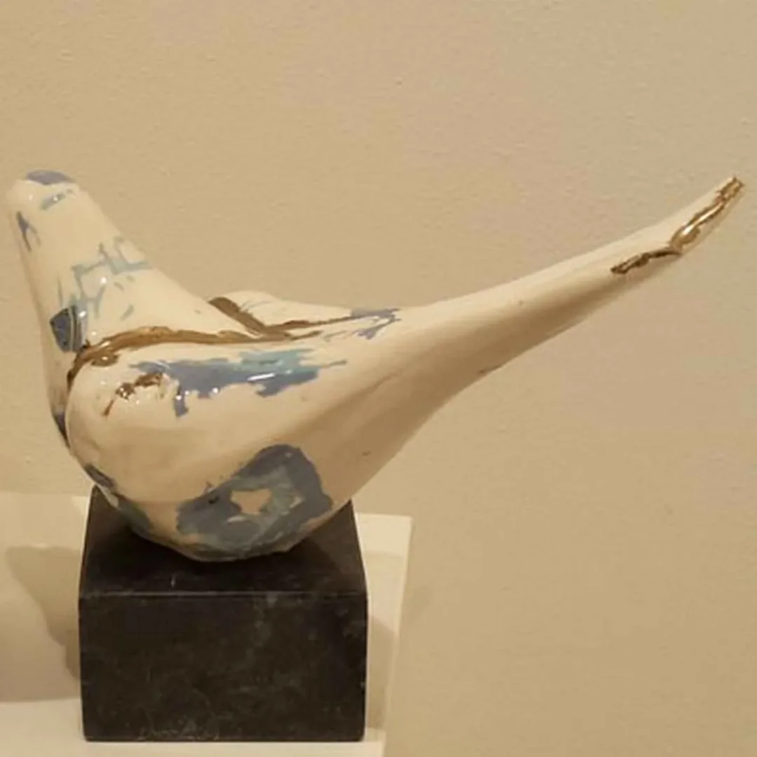 MİNE POYRAZ — “Güvercin”, 2017 "Güvercin" eseri MİNE POYRAZ tarafından 2017 yılında 20x27x13 cm ölçülerinde 1200° - Seramik Kalıpla Şekillendirme tekniği ile yapılmıştır.