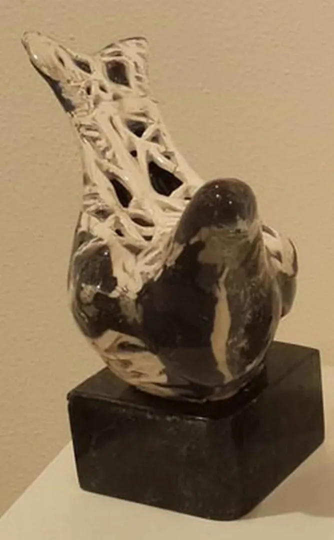 MİNE POYRAZ — “Güvercin”, 2017 "Güvercin" eseri MİNE POYRAZ tarafından 2017 yılında 20x27x13 cm ölçülerinde 1200° - Seramik Kalıpla Şekillendirme tekniği ile yapılmıştır.