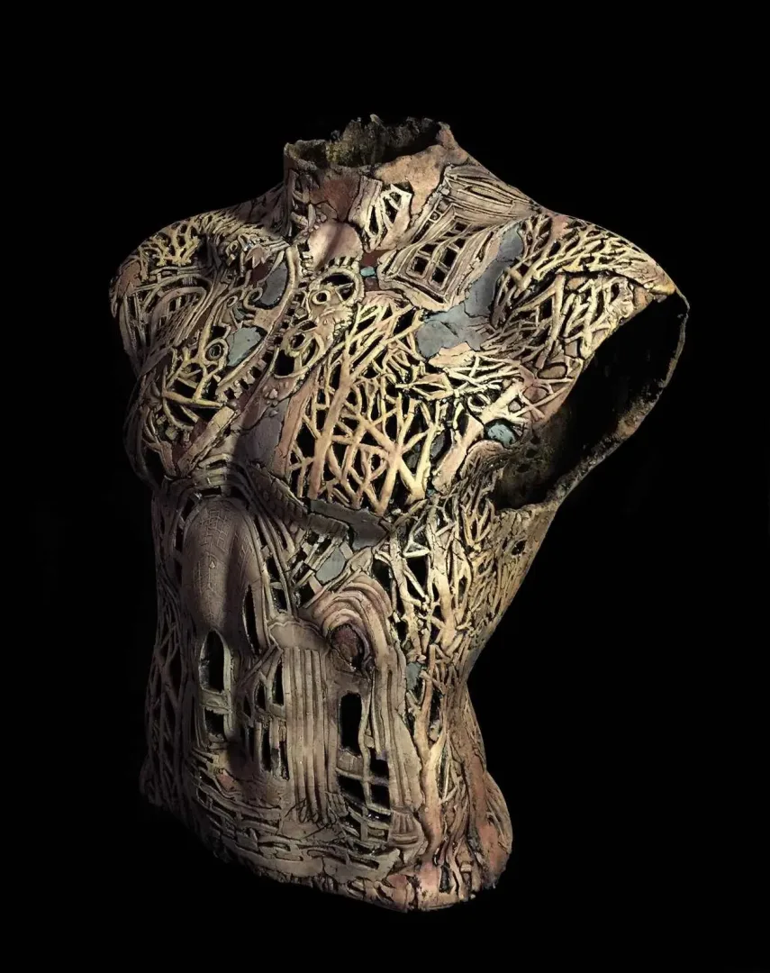 MİNE POYRAZ — “Suretler”, 2017 "Suretler" eseri MİNE POYRAZ tarafından 2017 yılında 52x45x21 cm ölçülerinde 1200° -Seramik Ajur Tekniği tekniği ile yapılmıştır.