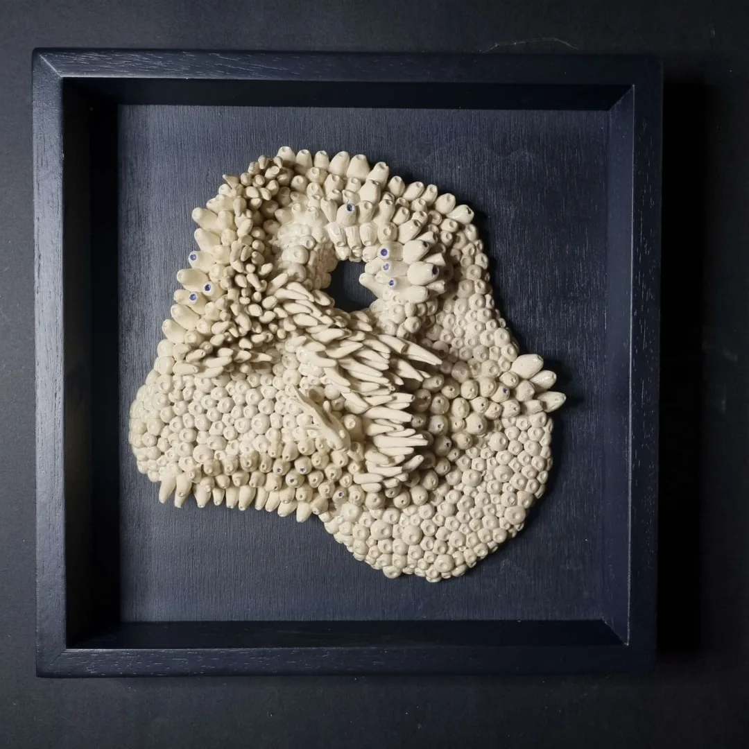 ELİF NURAN YAŞAROL — “isimsiz”, 2023 "isimsiz" eseri ELİF NURAN YAŞAROL tarafından 2023 yılında 26x26x8 cm ölçülerinde Seramik, Elle Şekillendirme tekniği ile yapılmıştır.