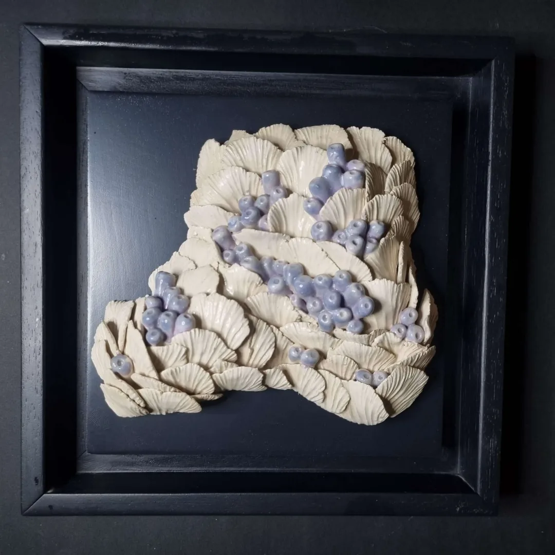 ELİF NURAN YAŞAROL — “isimsiz”, 2025 "isimsiz" eseri ELİF NURAN YAŞAROL tarafından 2025 yılında 26x26x8 cm ölçülerinde Seramik, Elle Şekillendirme tekniği ile yapılmıştır.