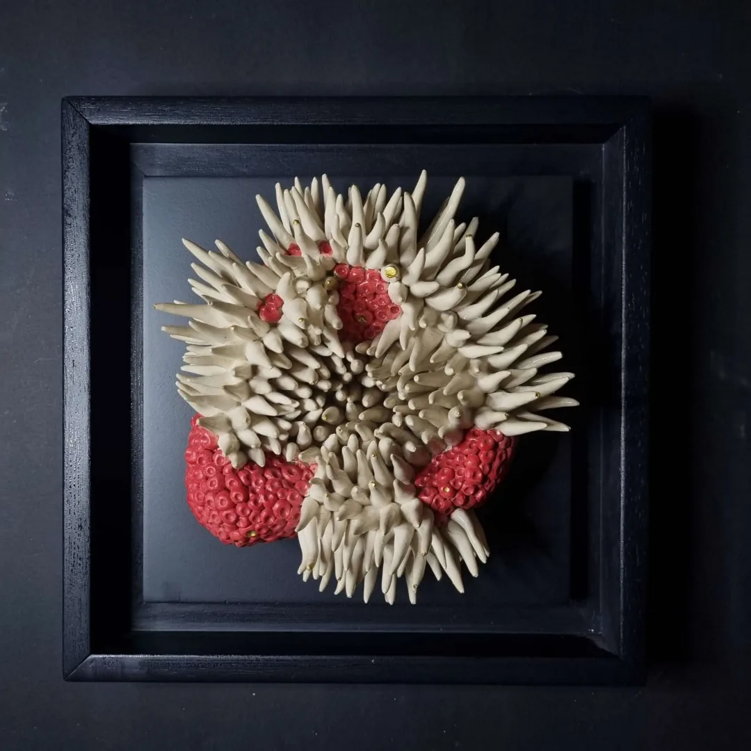 ELİF NURAN YAŞAROL — “isimsiz”, 2024 "isimsiz" eseri ELİF NURAN YAŞAROL tarafından 2024 yılında 26x26x8 cm ölçülerinde Seramik, Elle Şekillendirme tekniği ile yapılmıştır.