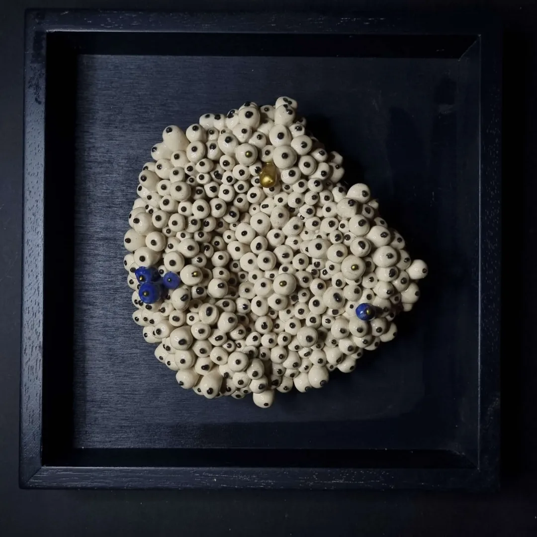 ELİF NURAN YAŞAROL — “isimsiz”, 2023 "isimsiz" eseri ELİF NURAN YAŞAROL tarafından 2023 yılında 26x26x8 cm ölçülerinde Seramik, Elle Şekillendirme tekniği ile yapılmıştır.