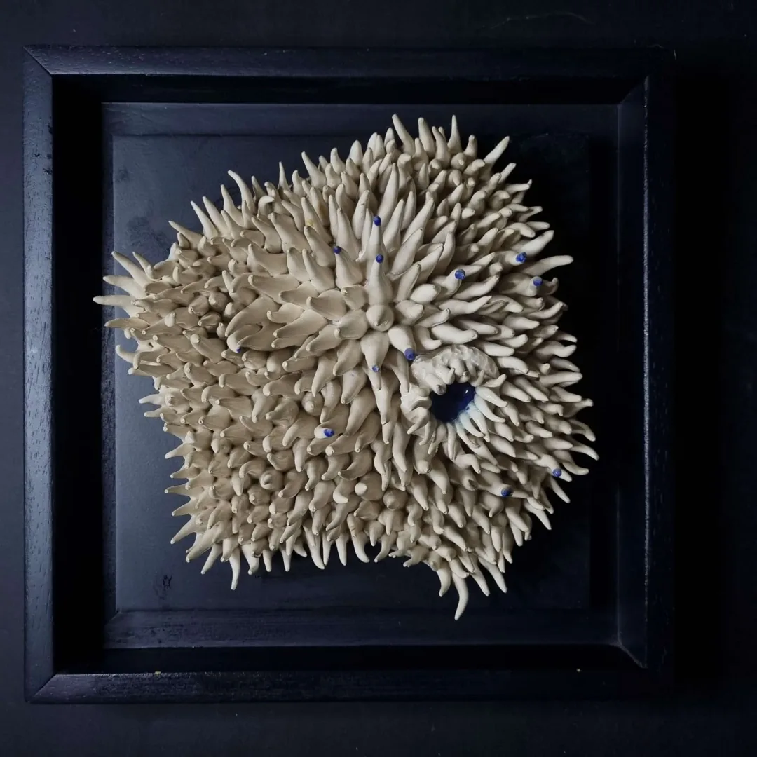 ELİF NURAN YAŞAROL — “isimsiz”, 2024 "isimsiz" eseri ELİF NURAN YAŞAROL tarafından 2024 yılında 26x26x8 cm ölçülerinde Seramik, Elle Şekillendirme tekniği ile yapılmıştır.