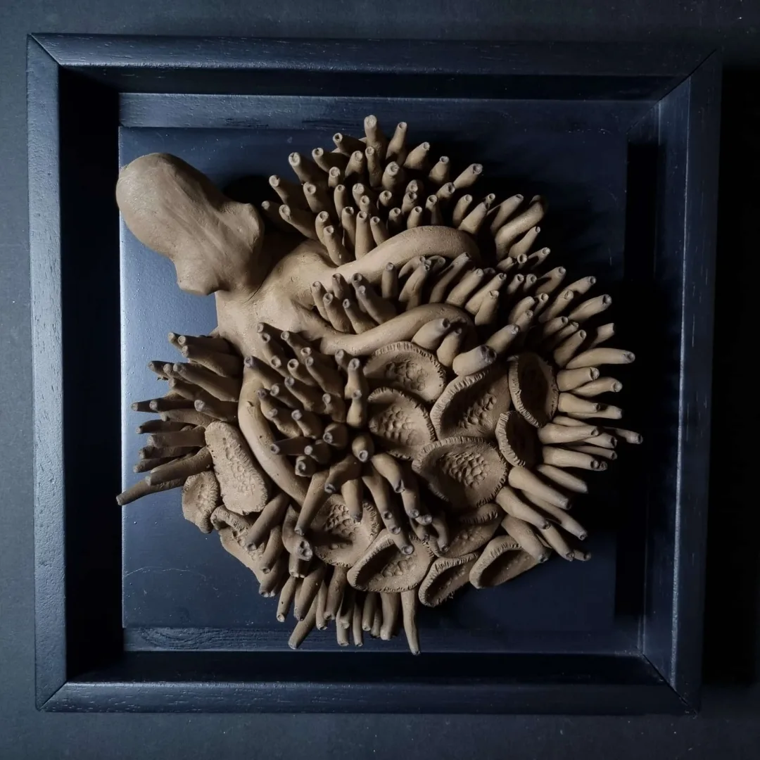 ELİF NURAN YAŞAROL — “isimsiz”, 2025 "isimsiz" eseri ELİF NURAN YAŞAROL tarafından 2025 yılında 26x26x8 cm ölçülerinde Seramik, Elle Şekillendirme tekniği ile yapılmıştır.