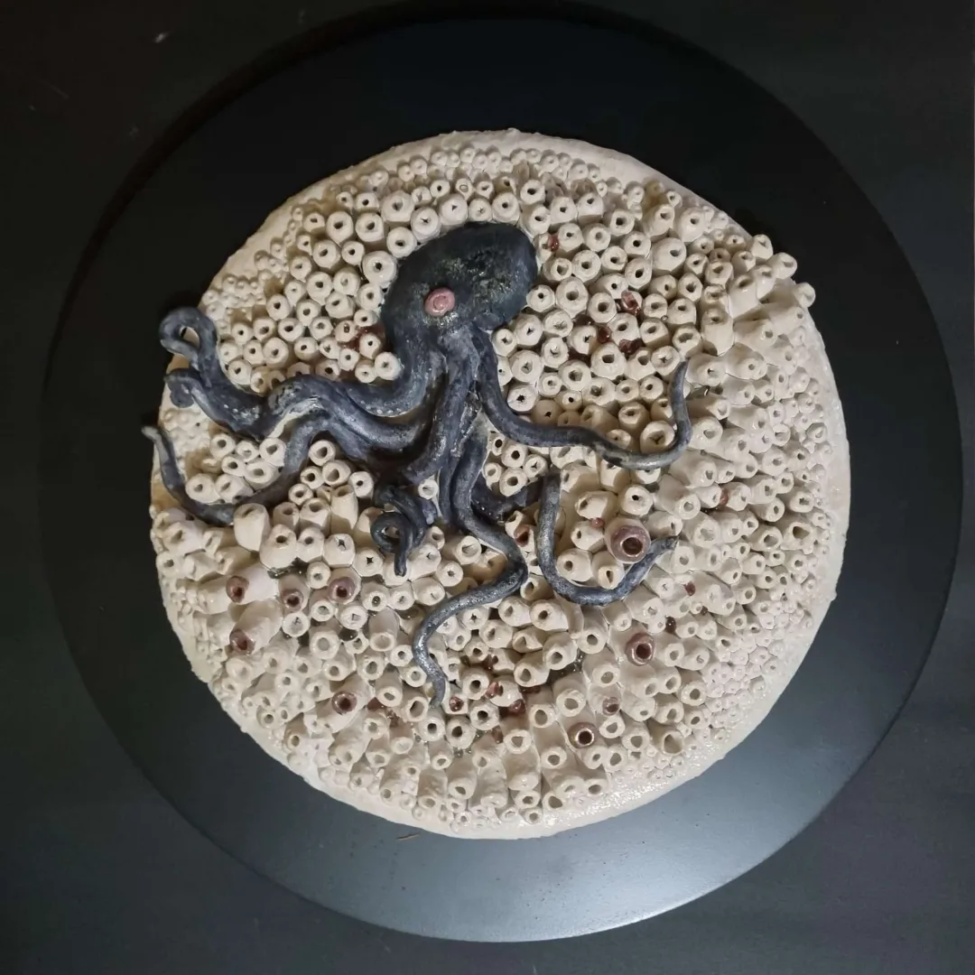 ELİF NURAN YAŞAROL — “isimsiz”, 2025 "isimsiz" eseri ELİF NURAN YAŞAROL tarafından 2025 yılında 46x46 cm ölçülerinde Seramik, Elle Şekillendirme tekniği ile yapılmıştır.