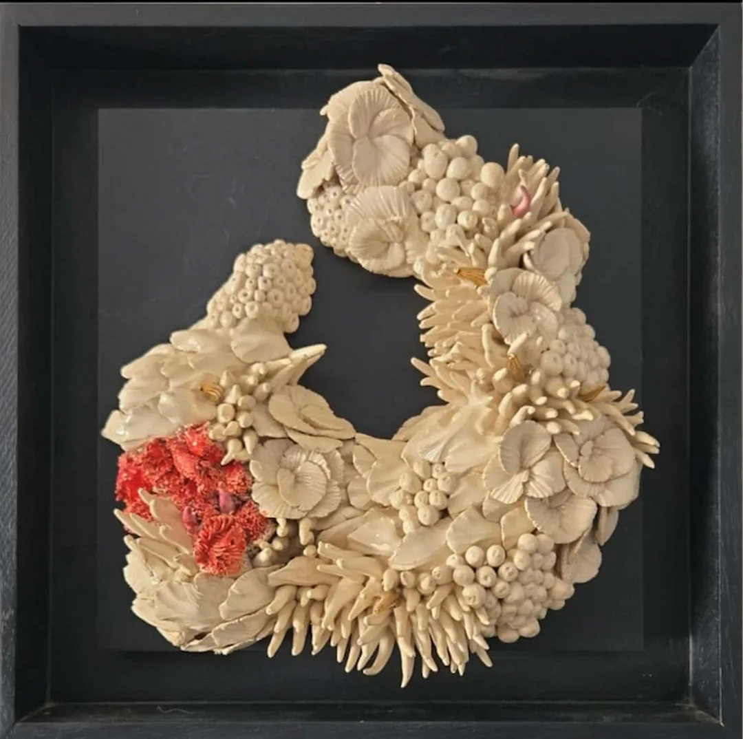 ELİF NURAN YAŞAROL — “isimsiz”, 2024 "isimsiz" eseri ELİF NURAN YAŞAROL tarafından 2024 yılında 36x36x8 cm ölçülerinde Seramik, Elle Şekillendirme tekniği ile yapılmıştır.