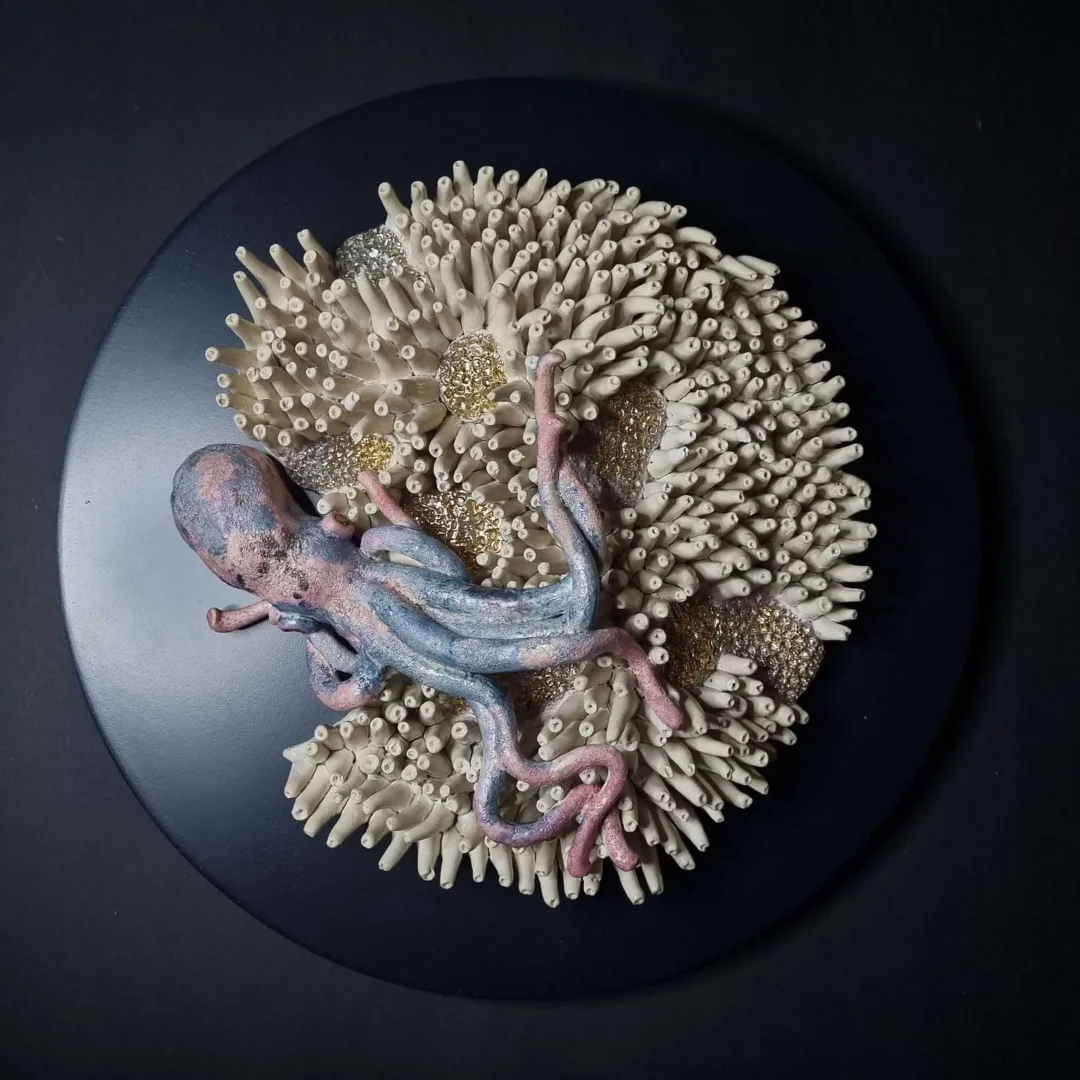 ELİF NURAN YAŞAROL — “isimsiz”, 2025 "isimsiz" eseri ELİF NURAN YAŞAROL tarafından 2025 yılında 34x34 cm ölçülerinde Seramik, Elle Şekillendirme tekniği ile yapılmıştır.