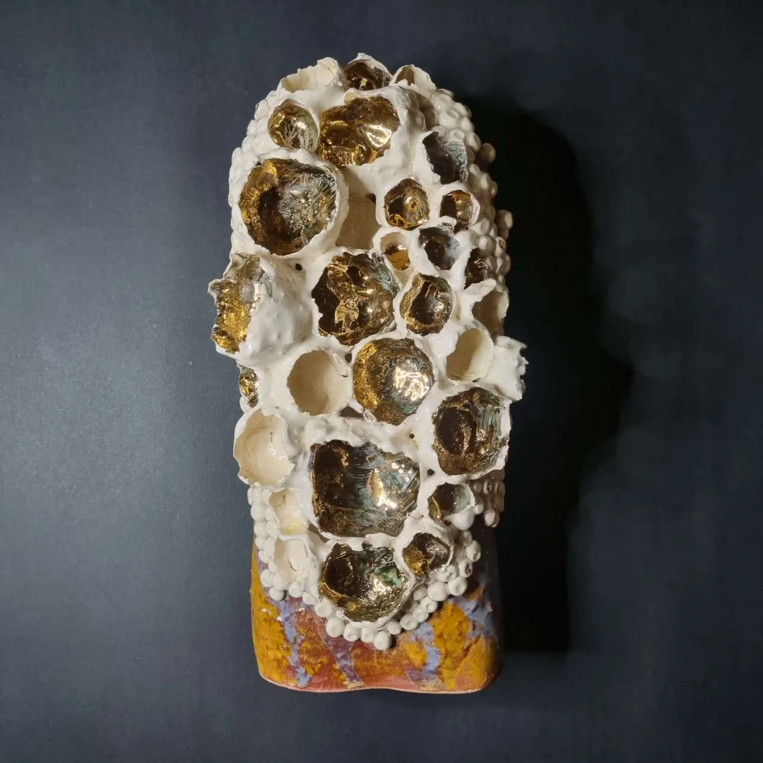 ELİF NURAN YAŞAROL — “isimsiz”, 2025 "isimsiz" eseri ELİF NURAN YAŞAROL tarafından 2025 yılında 28x15x11 cm ölçülerinde Seramik, Elle Şekillendirme tekniği ile yapılmıştır.