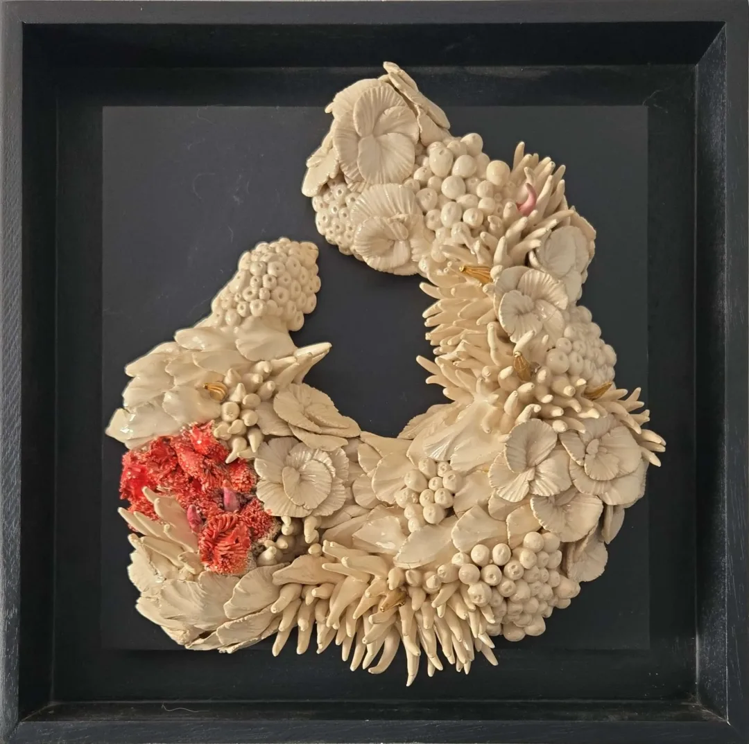 ELİF NURAN YAŞAROL — “isimsiz”, 2024 "isimsiz" eseri ELİF NURAN YAŞAROL tarafından 2024 yılında 34x34,5x8 cm ölçülerinde Seramik, Elle Şekillendirme tekniği ile yapılmıştır.