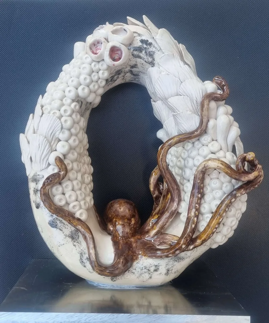 ELİF NURAN YAŞAROL — “isimsiz”, 2025 "isimsiz" eseri ELİF NURAN YAŞAROL tarafından 2025 yılında 27x22x15 cm ölçülerinde Seramik, Elle Şekillendirme tekniği ile yapılmıştır.
