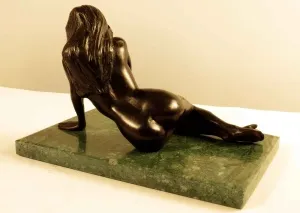 ALEXANDER DAVİDOV tarafından 2013 yılında 16x15x24  cm ölçülerinde  bronz tekniği ile yapılmıştır.