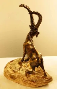 ALEXANDER DAVİDOV tarafından 2013 yılında 35x12x17 cm ölçülerinde  bronz tekniği ile yapılmıştır.