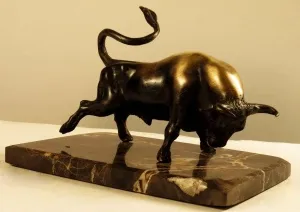 ALEXANDER DAVİDOV tarafından 2013 yılında 17x17x24  cm ölçülerinde  bronz tekniği ile yapılmıştır.