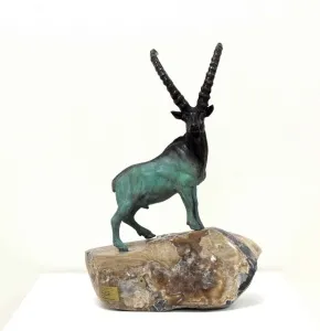 ALEXANDER DAVİDOV tarafından 35x22x13 cm ölçülerinde Bronz tekniği ile yapılmıştır.