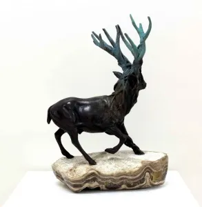 ALEXANDER DAVİDOV tarafından 45x33x24 cm ölçülerinde Bronz tekniği ile yapılmıştır.