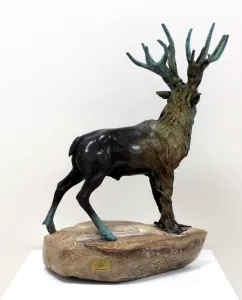 ALEXANDER DAVİDOV tarafından 45x33x24 cm ölçülerinde Bronz tekniği ile yapılmıştır.