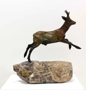 ALEXANDER DAVİDOV tarafından 36x31x14 cm ölçülerinde Bronz tekniği ile yapılmıştır.