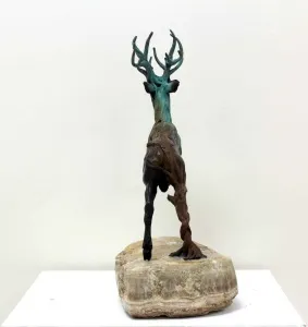 ALEXANDER DAVİDOV tarafından 37x33x16 cm ölçülerinde Bronz tekniği ile yapılmıştır.