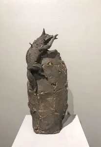 BUĞRA ÖZER tarafından 43x18x10 cm ölçülerinde Stoneware Kil, Serbest Elle Şekillendirme, 1260°C tekniği ile yapılmıştır.