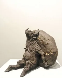 BUĞRA ÖZER tarafından 19x19x21 cm ölçülerinde Stoneware Kil, Serbest Elle Şekillendirme, 1260°C tekniği ile yapılmıştır.