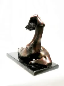 AZİMET KARAMAN tarafından 2020 yılında 23x13x32 cm ölçülerinde Bronz tekniği ile yapılmıştır.