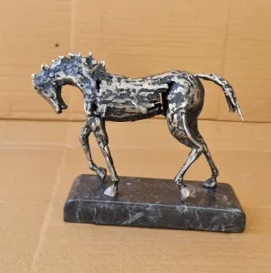 ÖZER AKTAŞ tarafından 2023 yılında 18x21x7 cm ölçülerinde Metal Heykel tekniği ile yapılmıştır.