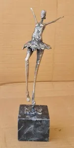 ÖZER AKTAŞ tarafından 2023 yılında 28x7x8 cm ölçülerinde Metal Heykel tekniği ile yapılmıştır.