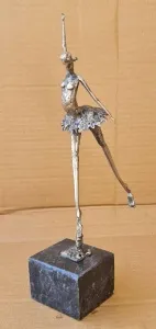 ÖZER AKTAŞ tarafından 2023 yılında 32x11x8 cm ölçülerinde Metal Heykel tekniği ile yapılmıştır.