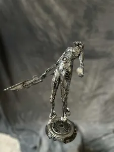 MUSTAFA TUĞRUL tarafından 2025 yılında 68x52x38 cm ölçülerinde Metal tekniği ile yapılmıştır.