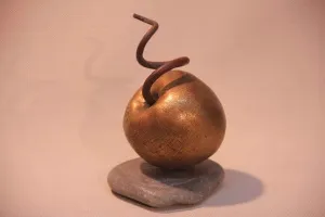 CEMİL GÜÇ tarafından 2014 yılında  17x12x11  cm ölçülerinde  Bronz+Taş  tekniği ile yapılmıştır.