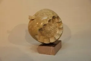 CEMİL GÜÇ tarafından 2011 yılında  23x20x18  cm ölçülerinde  Kandıra Taşı tekniği ile yapılmıştır.