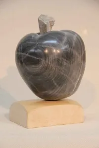 CEMİL GÜÇ tarafından 2013 yılında  24x15x15  cm ölçülerinde  İzmir Mermeri  tekniği ile yapılmıştır.