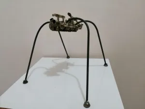 DOĞAN KARAKILIÇ tarafından 2023 yılında 30x28x34 cm ölçülerinde Ahşap-Metal tekniği ile yapılmıştır.