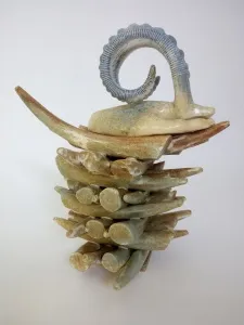 AYŞE ERGÜNER tarafından 2021 yılında 24x20x26 cm ölçülerinde stoneware çamur, 1240°C, sırlı pişirim tekniği ile yapılmıştır.