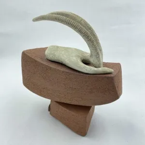 AYŞE ERGÜNER tarafından 2023 yılında 19x8x23 cm ölçülerinde Stoneware çamur, elle şekillendirme, 1240°C tekniği ile yapılmıştır.