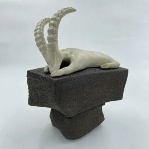 AYŞE ERGÜNER tarafından 2023 yılında 19x7x25 cm ölçülerinde Stoneware çamur, elle şekillendirme, 1240°C tekniği ile yapılmıştır.