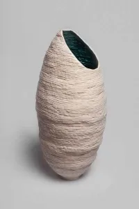 GÖKÇE ÖZER tarafından 2013 yılında 42x20x19 cm ölçülerinde Stoneware , 1200 °C tekniği ile yapılmıştır.