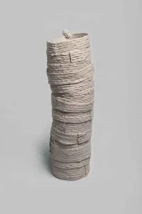 GÖKÇE ÖZER tarafından 2013 yılında 41x13x13 cm ölçülerinde Stoneware , 1200 °C tekniği ile yapılmıştır.