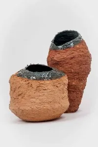 GÖKÇE ÖZER tarafından 2014 yılında 40x50x27 cm ölçülerinde Paperclay , 1200 °C tekniği ile yapılmıştır.