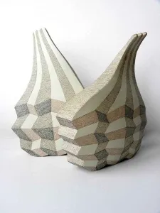 PINAR BAKLAN ÖNAL tarafından 2012 yılında 26x15x41, 28x11x36 cm ölçülerinde Seramik tekniği ile yapılmıştır.