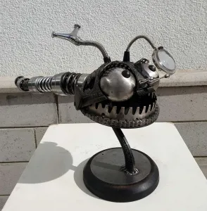 SERKAN ERKOÇ tarafından 2020 yılında 29x54x14 cm ölçülerinde ahşap+ metal tekniği ile yapılmıştır.