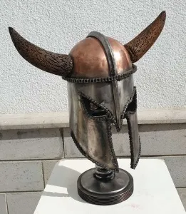 SERKAN ERKOÇ tarafından 2020 yılında 50x37x12 cm ölçülerinde boynuz+ahşap+metal tekniği ile yapılmıştır.