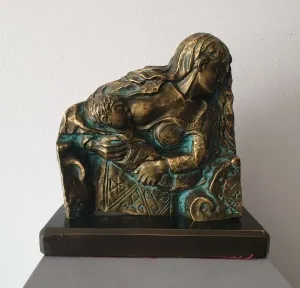 İBRAHİM BALABAN tarafından 1951 yılında 22x22x6 cm ölçülerinde Bronz yüksek rölyef tekniği ile yapılmıştır.