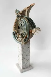 KAMURAN AK tarafından 2014 yılında 20x15x46 cm ölçülerinde Stoneware, Döküm el ile şekillendirme, 1200 C tekniği ile yapılmıştır.