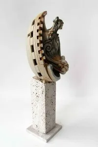 KAMURAN AK tarafından 2014 yılında 20x15x46 cm ölçülerinde Stoneware, Döküm el ile şekillendirme, 1200 C tekniği ile yapılmıştır.