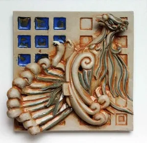 KAMURAN AK tarafından 2014 yılında 20x20x4 cm ölçülerinde Stoneware, Döküm el ile şekillendirme, 1200 °C tekniği ile yapılmıştır.