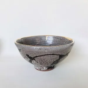 KİM YONG MOON tarafından 8,5x17 cm ölçülerinde 1150 °C el yapımı gerçek altın dekor tekniği ile yapılmıştır.